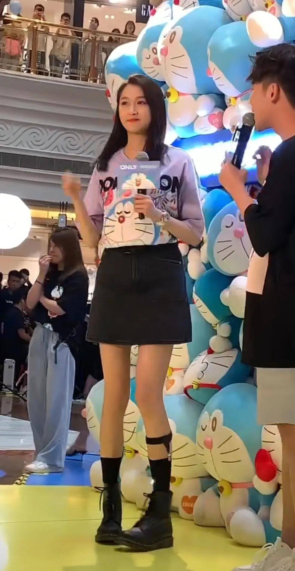 迪丽热巴路人镜头下的女明星：刘诗诗唐嫣法令纹明显，迪丽热巴童瑶身材好