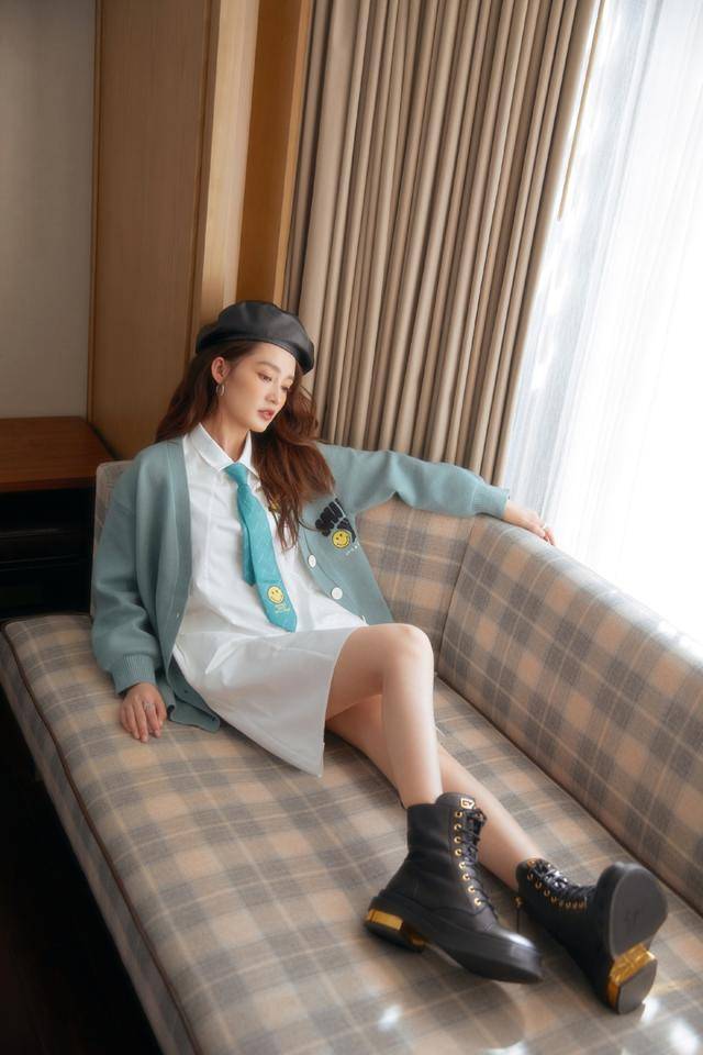 黑色 李沁又惊艳了，穿衬衫裙大胆扮“下衣失踪”，配针织衫宛如学生妹