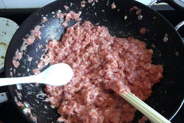 成小|馄饨别煮着吃,教你做成小生煎,好看又好吃,孩子每次一盘不够!