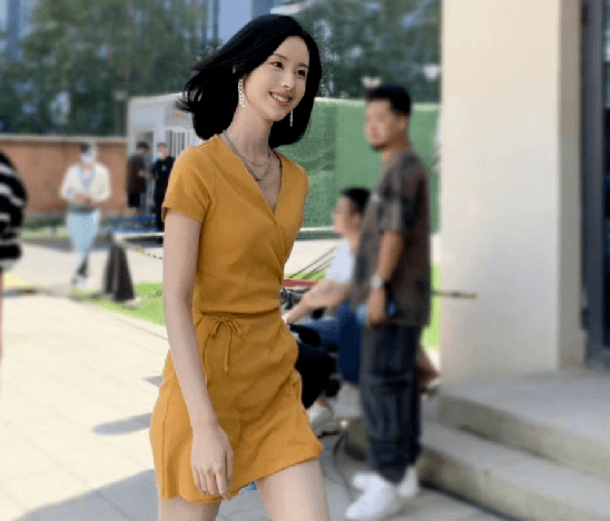 新人两大影后同框录制，45岁舒淇生图似少女，61岁惠英红皮肤光滑