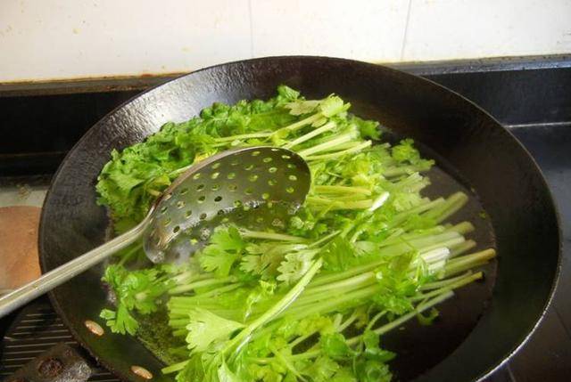 成小|馄饨别煮着吃,教你做成小生煎,好看又好吃,孩子每次一盘不够!