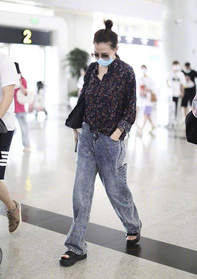 设计 秦岚的穿搭风格越来越中性，上下都穿牛仔单品，配马丁靴又酷又飒