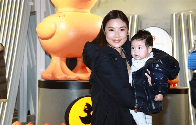 翻版 黎明妻女出行!3岁女儿长成爸爸翻版,妻子穿健美裤比乐基儿还辣