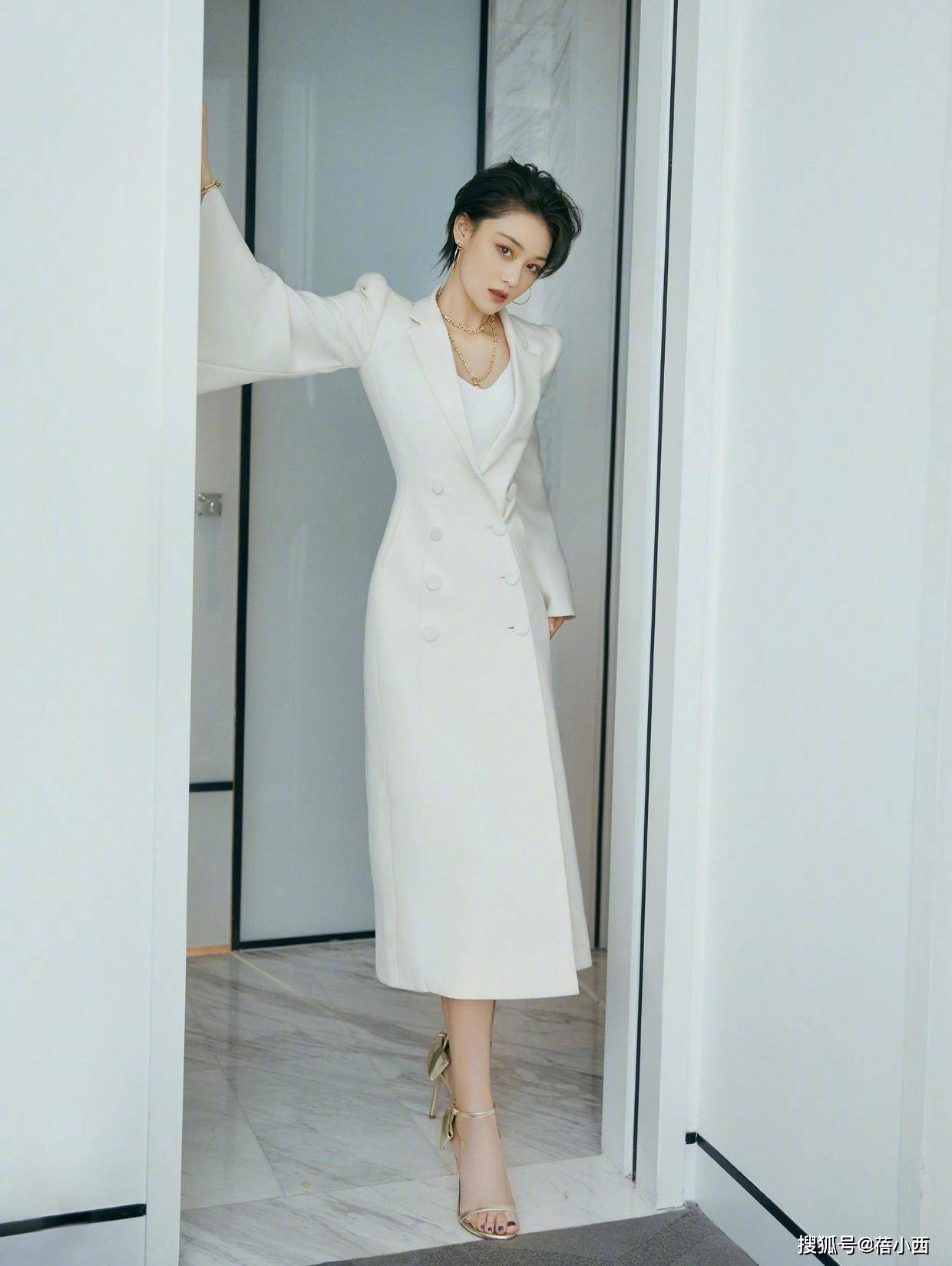 出圈 张馨予又美出圈了，穿黑色吊带配橘色开衫，美成“人间富贵花”