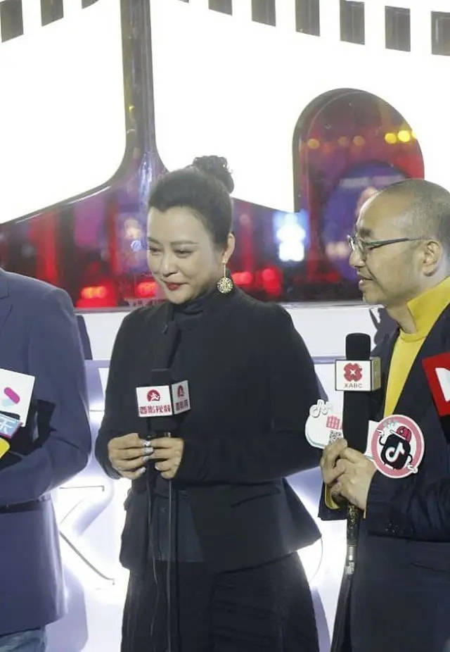 郝蕾郝蕾现身开机仪式，身材肥胖再加上大妈卷发，老成宋丹丹同龄人！