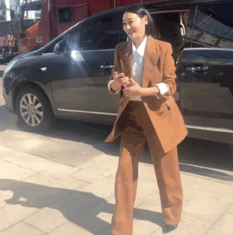 新人两大影后同框录制，45岁舒淇生图似少女，61岁惠英红皮肤光滑