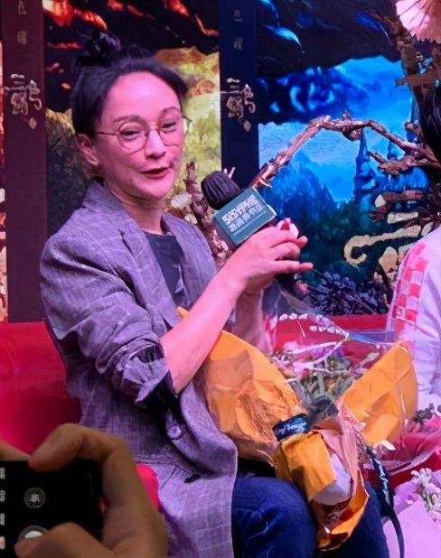 显得 没修图没打光的周迅，脸发福有双下巴腋下赘肉泛滥，是中年大婶！