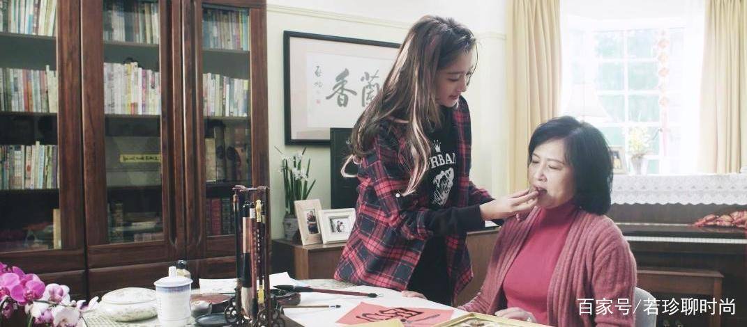 服装 关晓彤的妈妈底子很好，休闲风的服装穿出优雅气质，基因真好