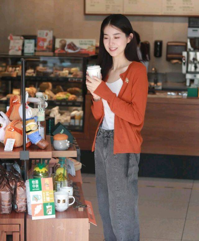 卫衣 想要美出圈，就要学会穿衣搭配，邂逅一场秋末浪漫