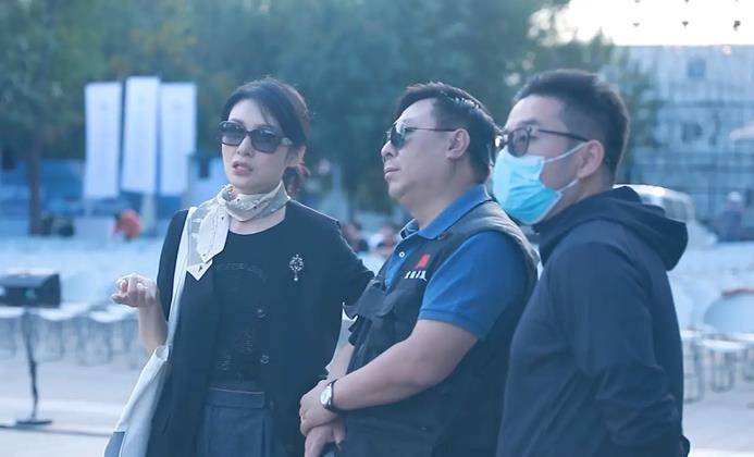 细节 周涛视察国家体育馆，穿西装戴墨镜表情严肃，好霸气的“女干部”