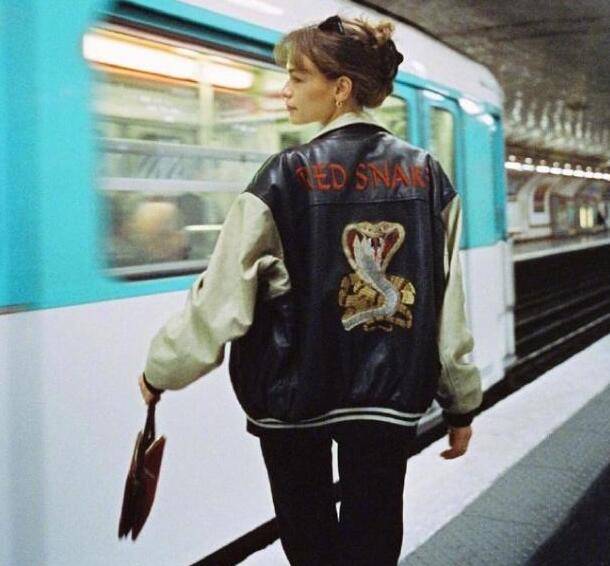 耳环 搭配小黑裤很是显瘦哦~酷女孩一定不要错过!金属耳环增加时尚感~