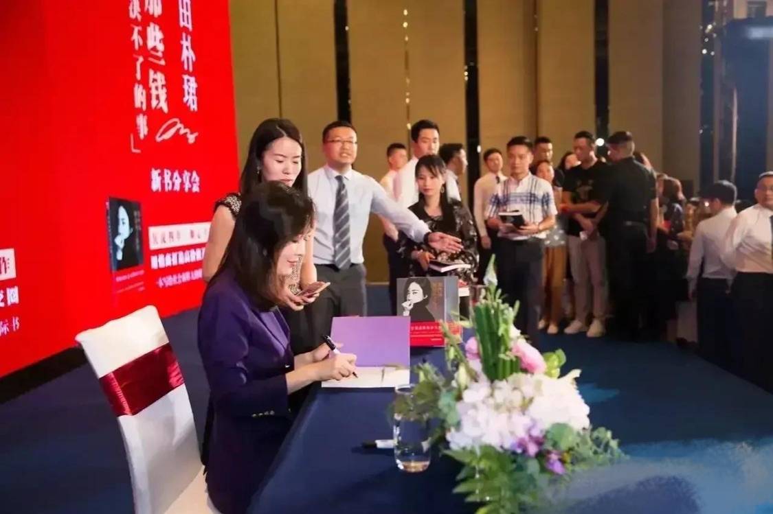 女儿王石娇妻带女儿现身，化浓妆掩饰衰老，偶遇的真人素颜上了年纪！