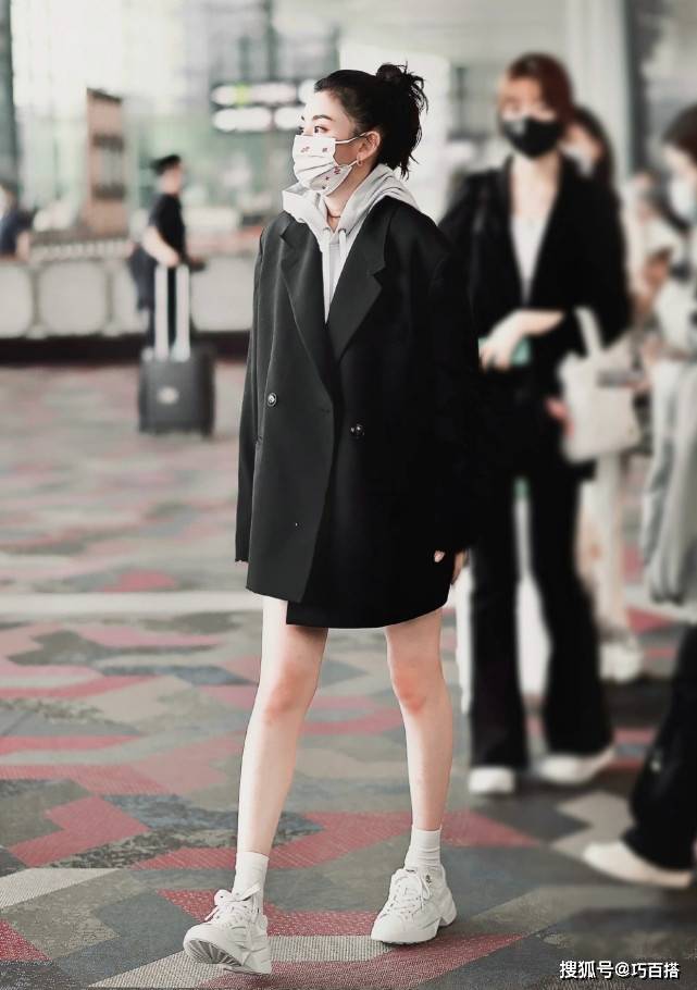 显得 宋祖儿真的很会穿！机场私服犹如走秀，简单干净的休闲时尚