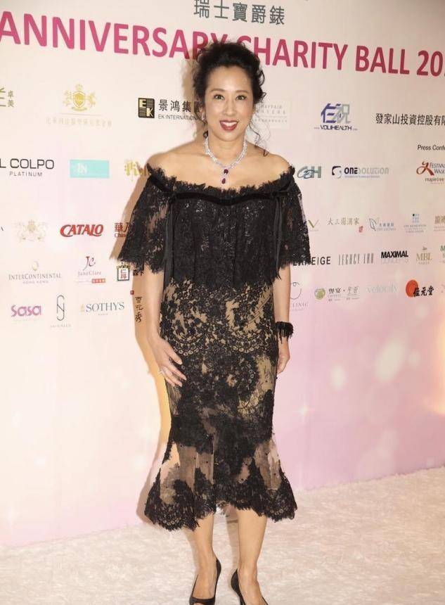 一身 郭晶晶62岁婆婆越来越大胆！穿紧身裙变性感女郎，为助阵港姐太拼