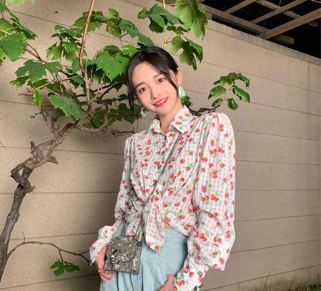 黑色 又被周洁琼“帅”到了,露肩上衣搭黑色长裤张扬酷炫,简直A爆了