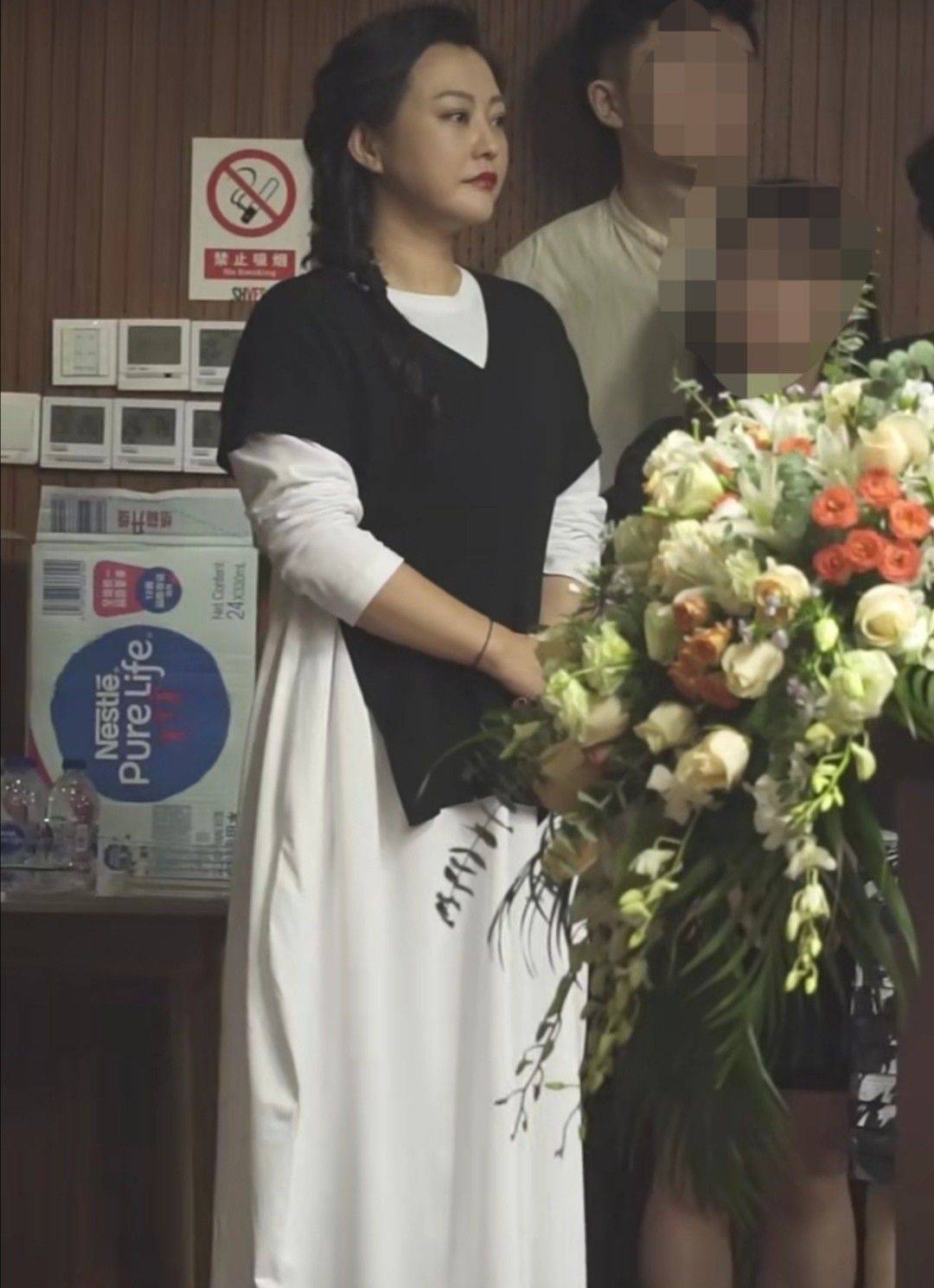 郝蕾郝蕾现身开机仪式，身材肥胖再加上大妈卷发，老成宋丹丹同龄人！