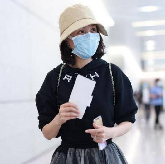 身材 43岁程莉莎穿灰色蓬蓬裙亮相，依旧少女感满满，减龄效果太好了