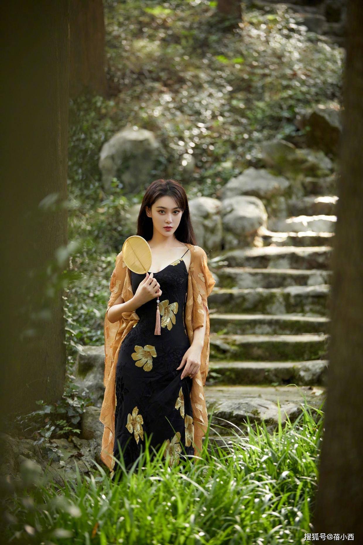 出圈 张馨予又美出圈了，穿黑色吊带配橘色开衫，美成“人间富贵花”