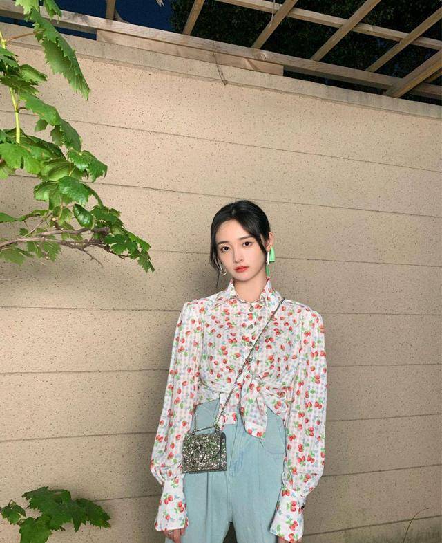 黑色 又被周洁琼“帅”到了,露肩上衣搭黑色长裤张扬酷炫,简直A爆了