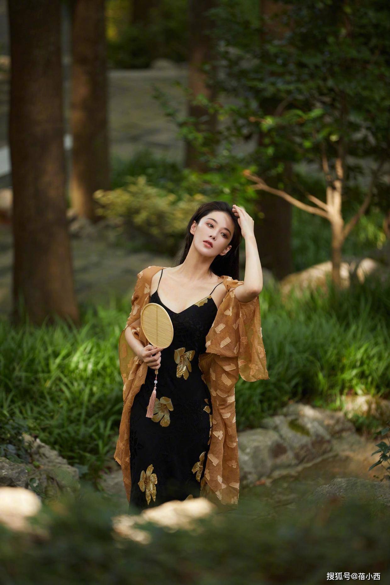 出圈 张馨予又美出圈了，穿黑色吊带配橘色开衫，美成“人间富贵花”