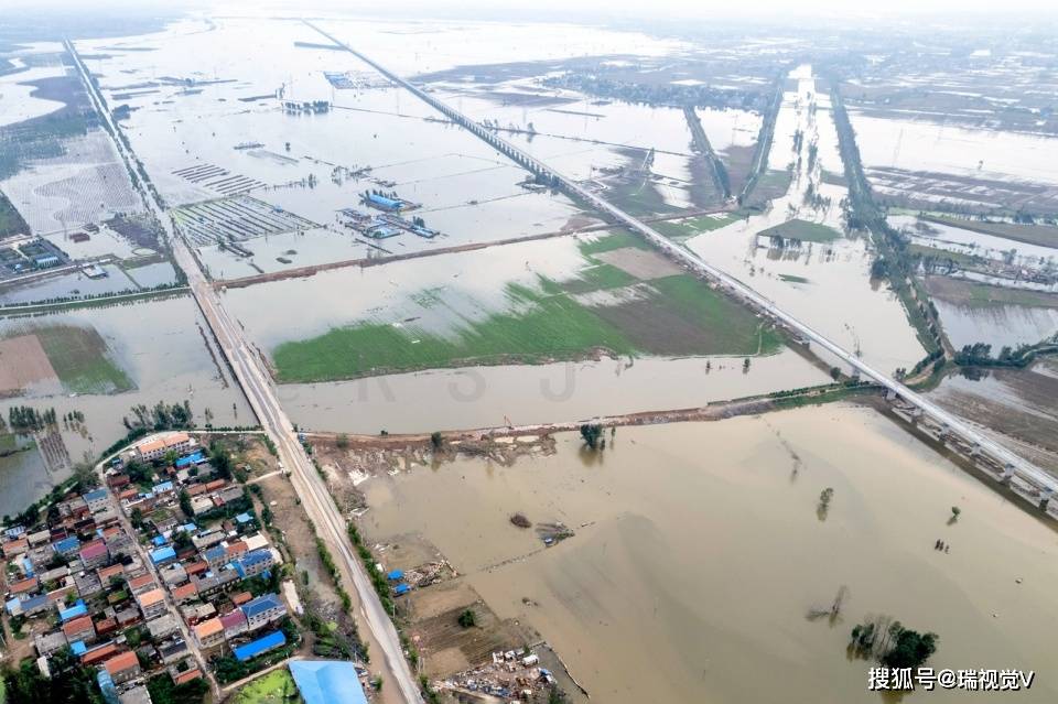 郑济高铁滑县段经过两个蓄滞洪区漂在水上仿佛一座跨海大桥