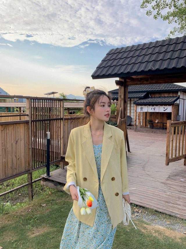 显得 秋冬，怎么穿才高级优雅？西服外套配牛仔裤，普通人也能轻松驾驭