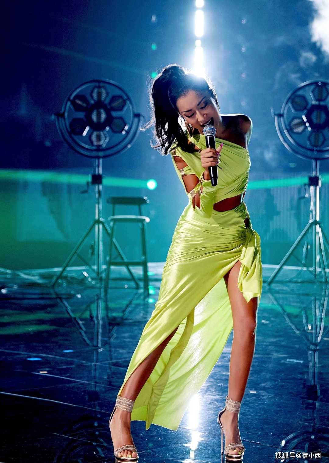 荧光 吉克隽逸不愧是“黑皮辣妹”！穿荧光绿套装好A，一般人驾驭不了