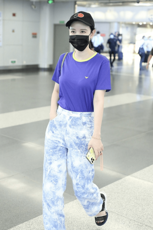 视觉 张萌当了老板穿搭也不夸张，T恤配花裤真接地气，感觉没什么架子