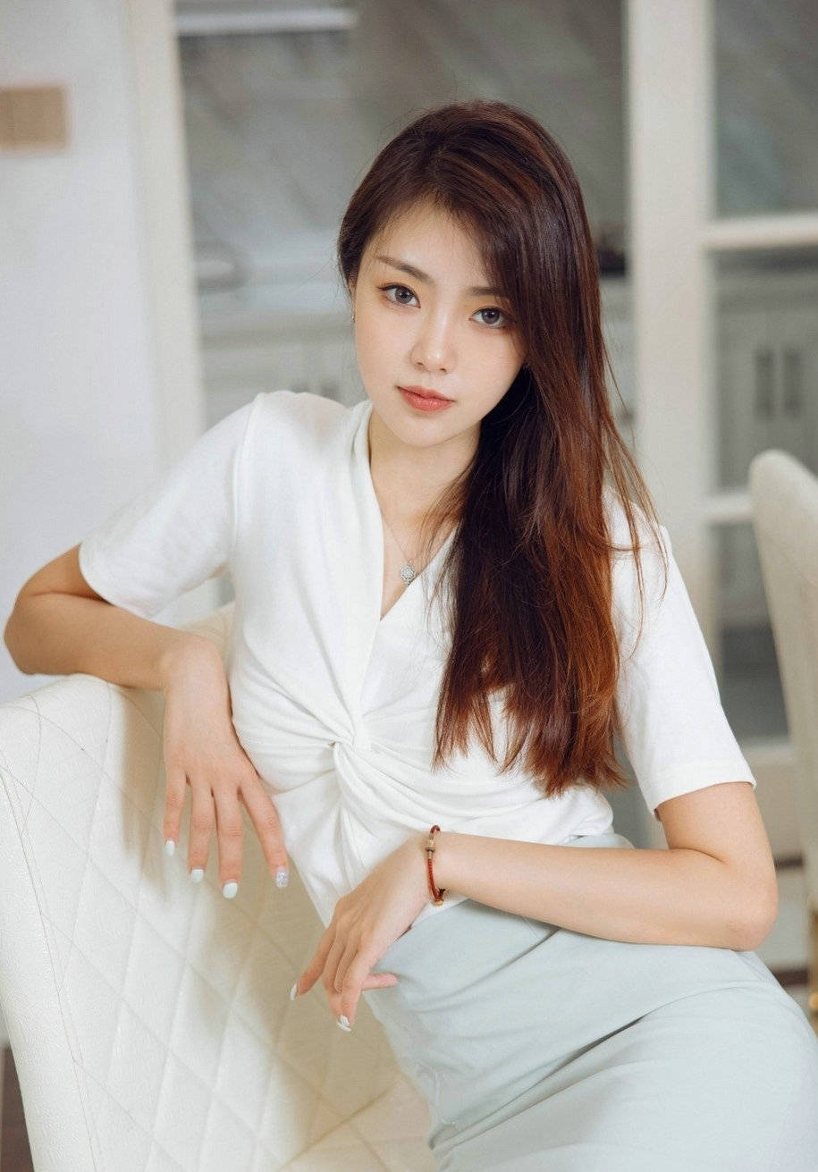 黑色 浅色的包臀裙很是简约大方，高腰的款式显高挑的身材，增添了时尚感