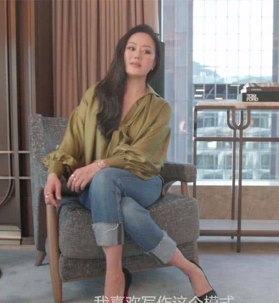 章小蕙 章小蕙不瘦身不修图，穿衬衫包臀裙现身活动，胖的真实很漂亮！