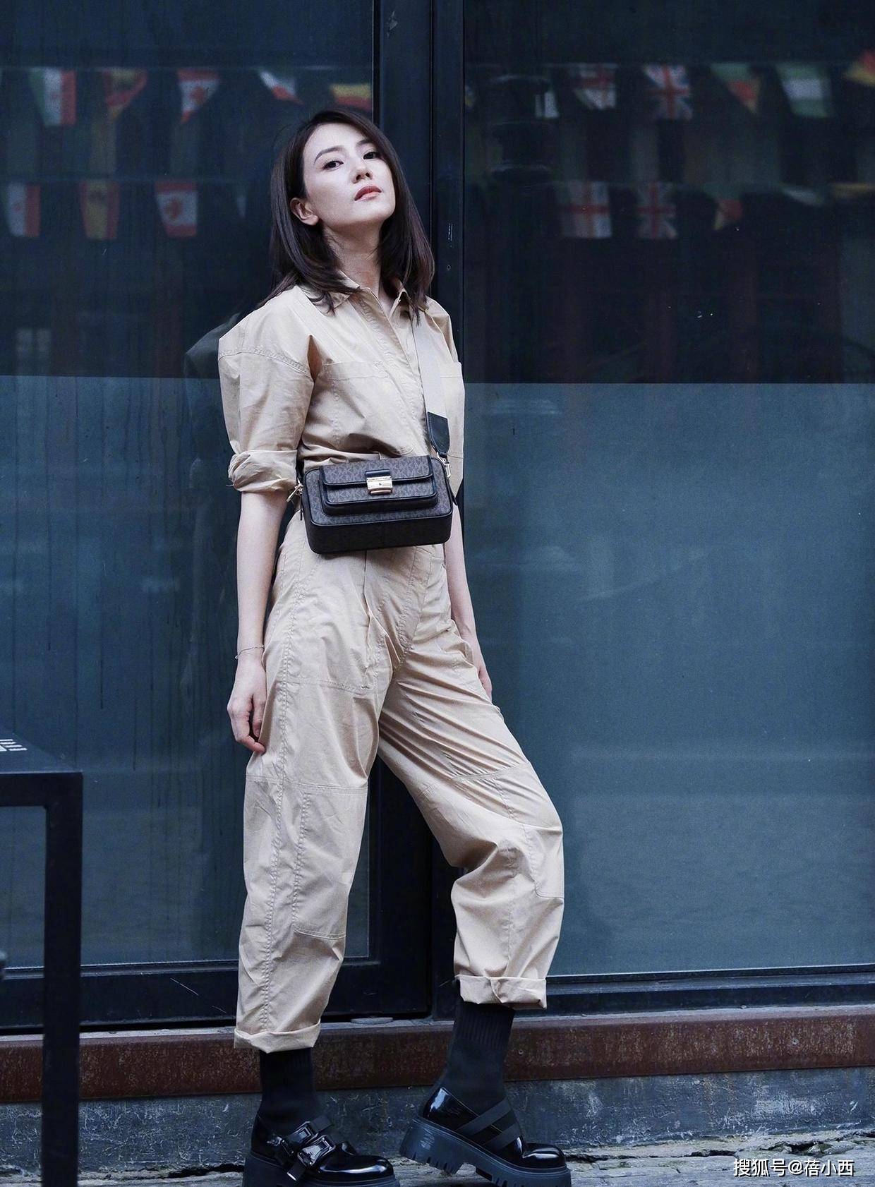 套装 “国民女神”高圆圆又换新风格,穿卡其色工装风套装,气质无敌了