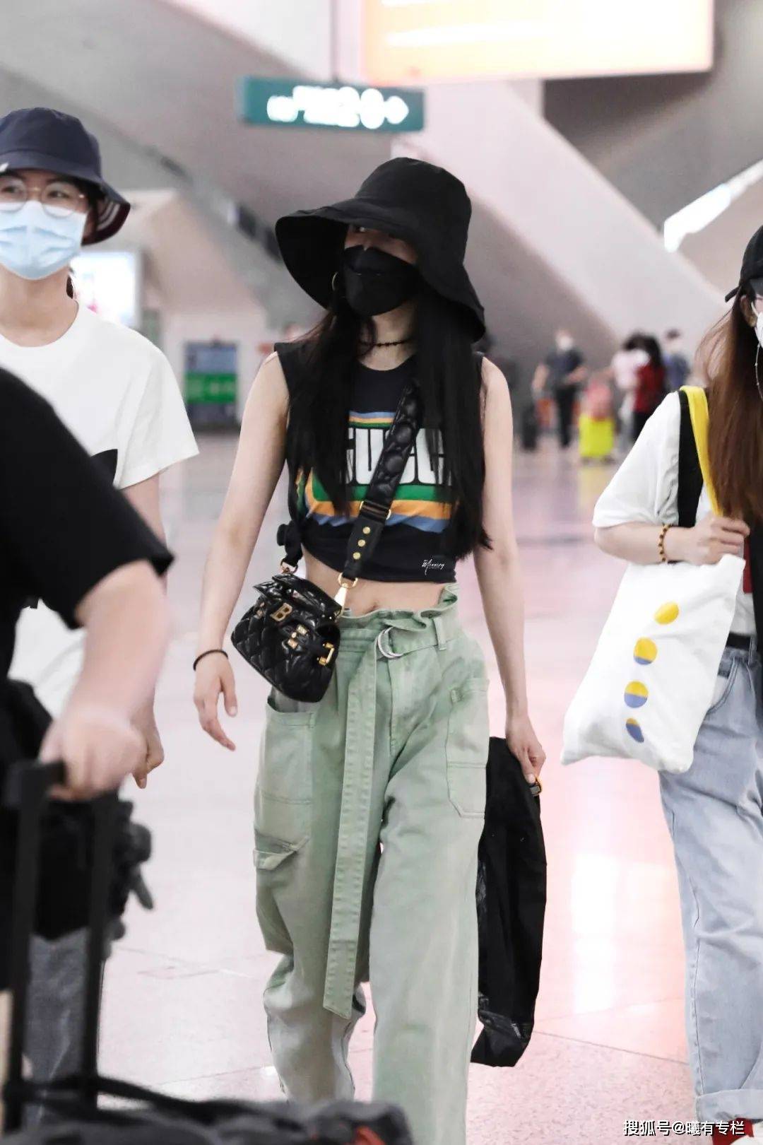 下半身 稳坐内娱街拍女王，杨幂到底赢在哪儿？