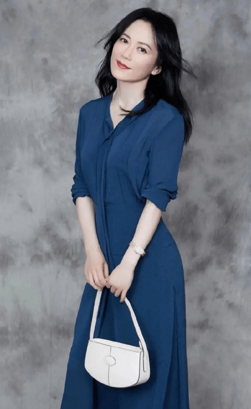 looks 被俞飞鸿的气质折服！如此花哨裙装也穿出优雅感，美人在骨不在皮