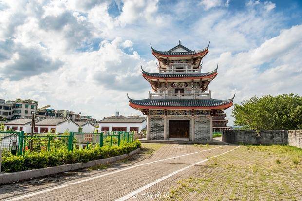 潮州标志性景观，始建于明代，是广东现存最壮观的城墙