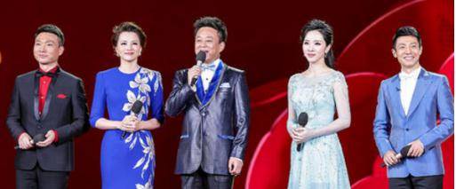 李思思 李思思月亮姐姐同框跳舞，胳膊纤细下颚线明显，表情多变古灵精怪