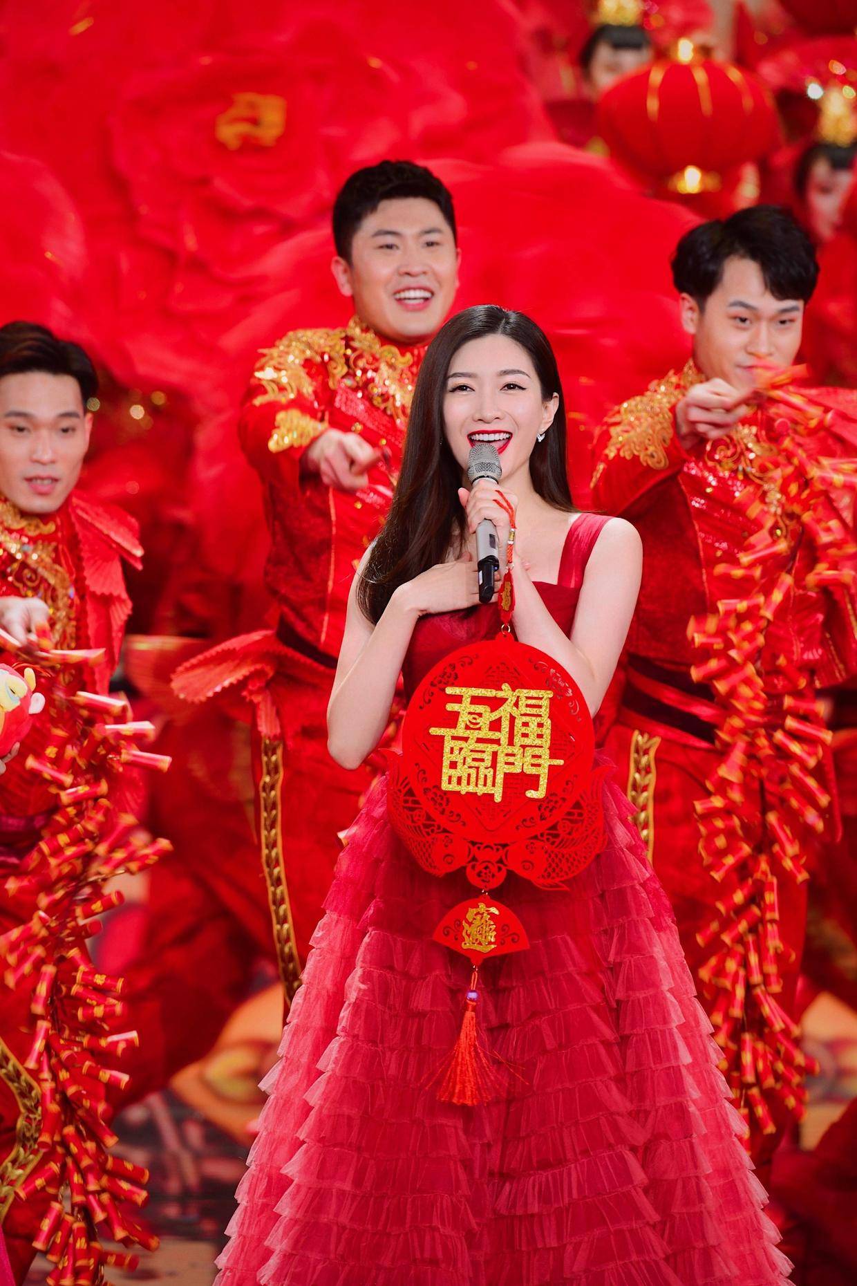 套装 江疏影人美又会穿,一身印花套装高调张扬,秀“漫画腿”好惹眼