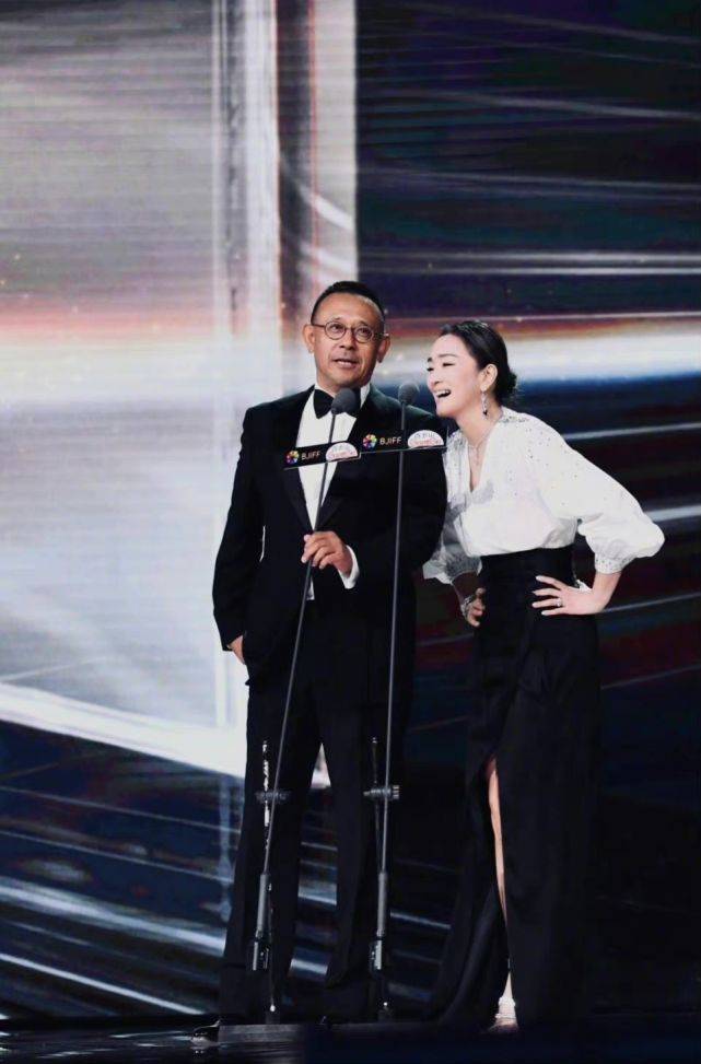 大顶 两大顶流世纪大同框！巩俐出场再现戛纳封神造型，姜文气场被秒杀