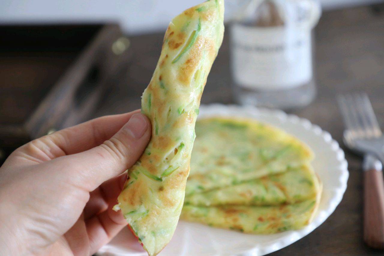 人体|早起10分钟,给家人做茭瓜鸡蛋饼,鲜嫩可口,卫生还省钱