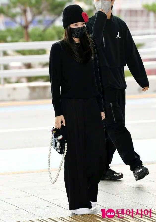 网友Jennie赴时装周，机场穿搭亮点满满，越来越有男友权志龙的味道