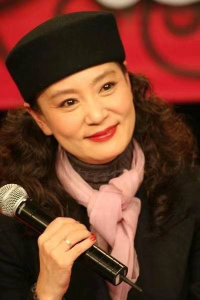 当腰 美人刘雪华不服老!一身黑裙神秘又优雅,把项链当腰链这衣品绝了