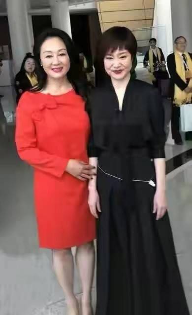 当腰 美人刘雪华不服老！一身黑裙神秘又优雅，把项链当腰链这衣品绝了