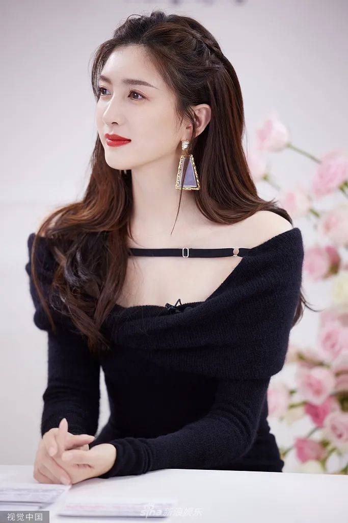 短裙 江疏影穿紧身黑裙秀锁骨！雪肤玉貌大长腿太性感撩人