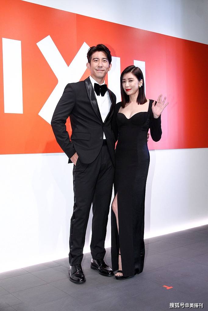 黑色 女神贾静雯状态真不错，黑色开叉长裙亮相，46岁外表看最多30出头
