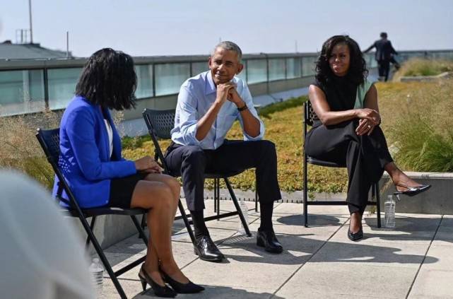 设计 奥巴马夫妇在仪式上甜蜜拥抱！米歇尔穿连体裤真帅气，爆炸头显脸小