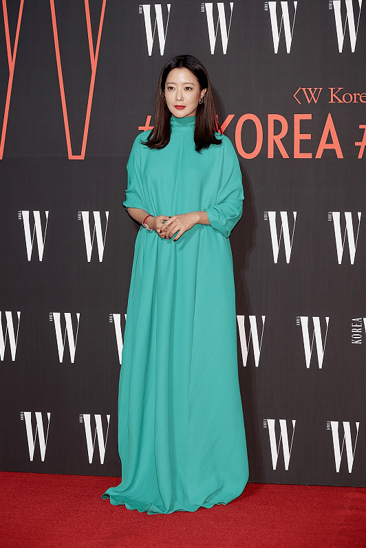 黑色 又被金喜善惊艳到了，绿色连衣裙配黑色锥形裤，气场不输超模