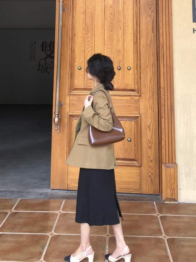 小个子 西装外套怎么穿出高级感?不如搭配半身裙,优雅时尚又能提升气质