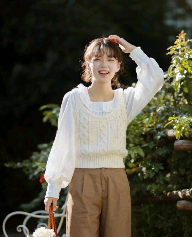 服装 针织衫马甲叠穿衬衫,也可以穿出耀眼夺目的感觉,时尚就这么简单