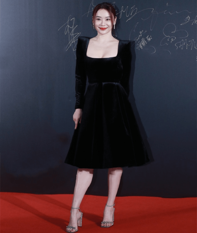 身材 袁姗姗又赢在了“马甲线”，红毯上穿黑裙蛮腰抢镜，腿粗也没减分