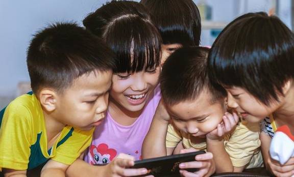 注意力|孩子玩手机和不玩手机有很大差别，幼儿园就能体现，不用等以后