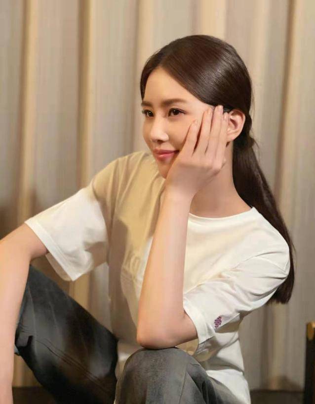 整体 刘诗诗穿polo衫拍照片，既清纯又动人，仿佛是学生时代的校花